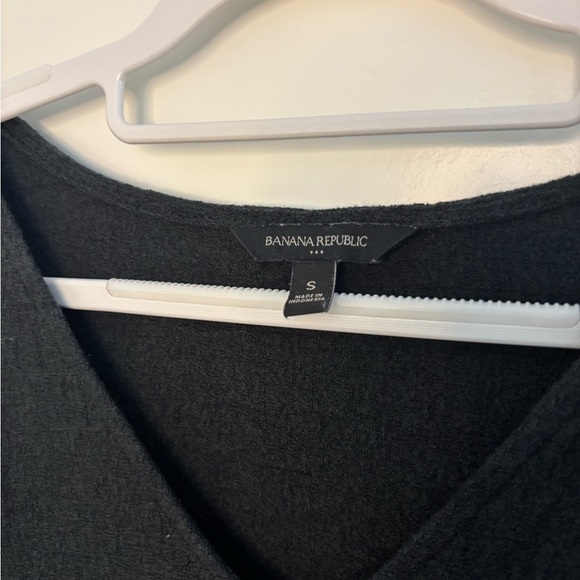 Banana Republic Black V-Neck Sweater - Picture 4 of 4